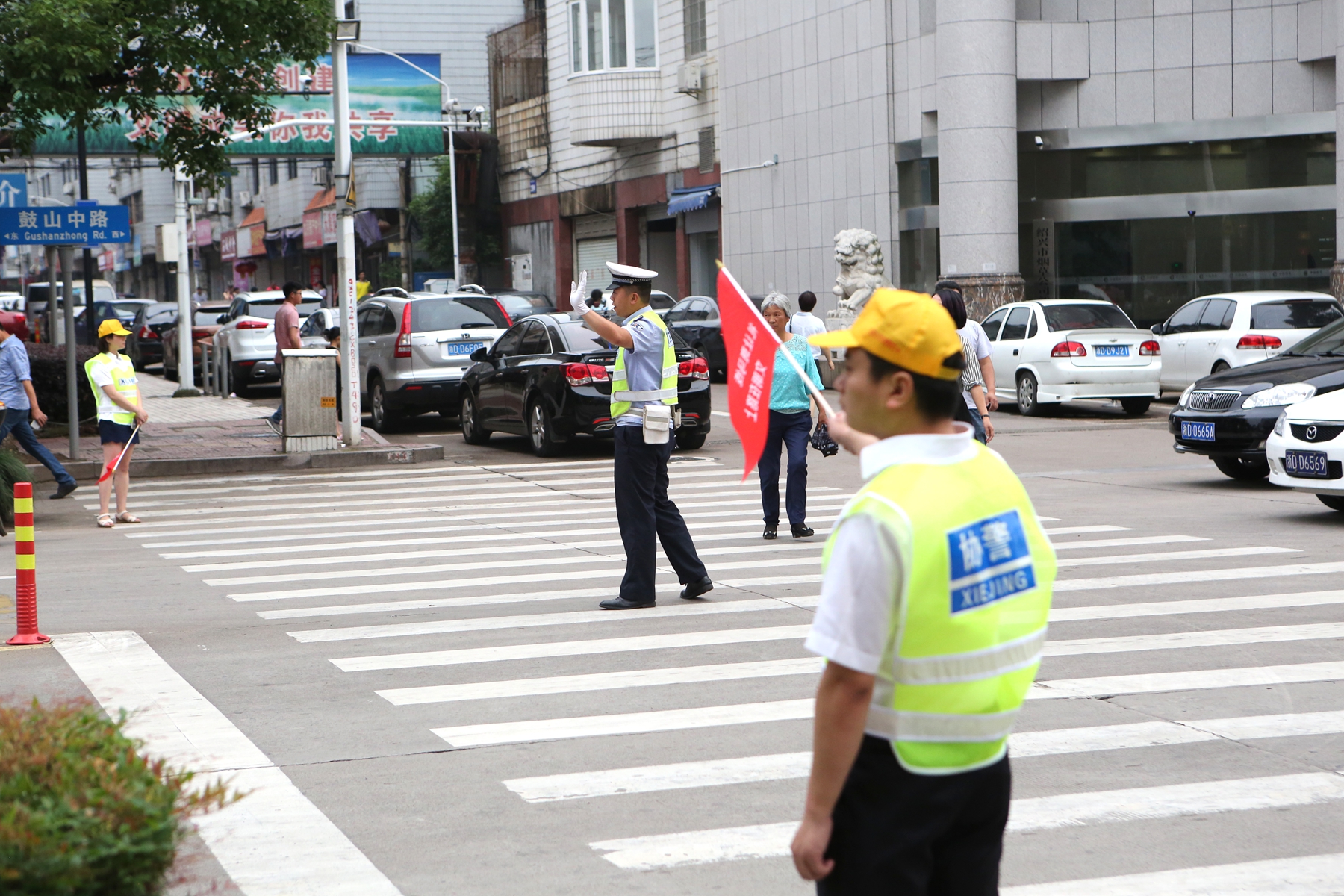 尊龍凱時組織開展“禮讓斑馬線,文明在路上”志願勸導活動