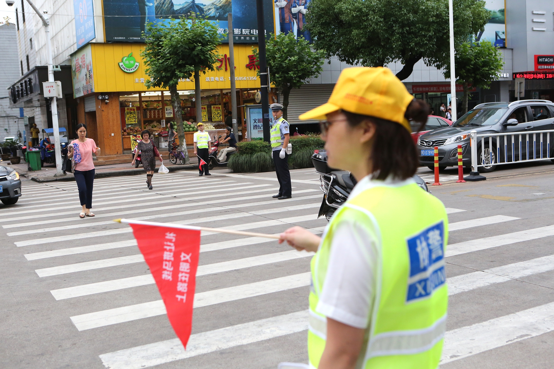 尊龍凱時組織開展“禮讓斑馬線,文明在路上”志願勸導活動
