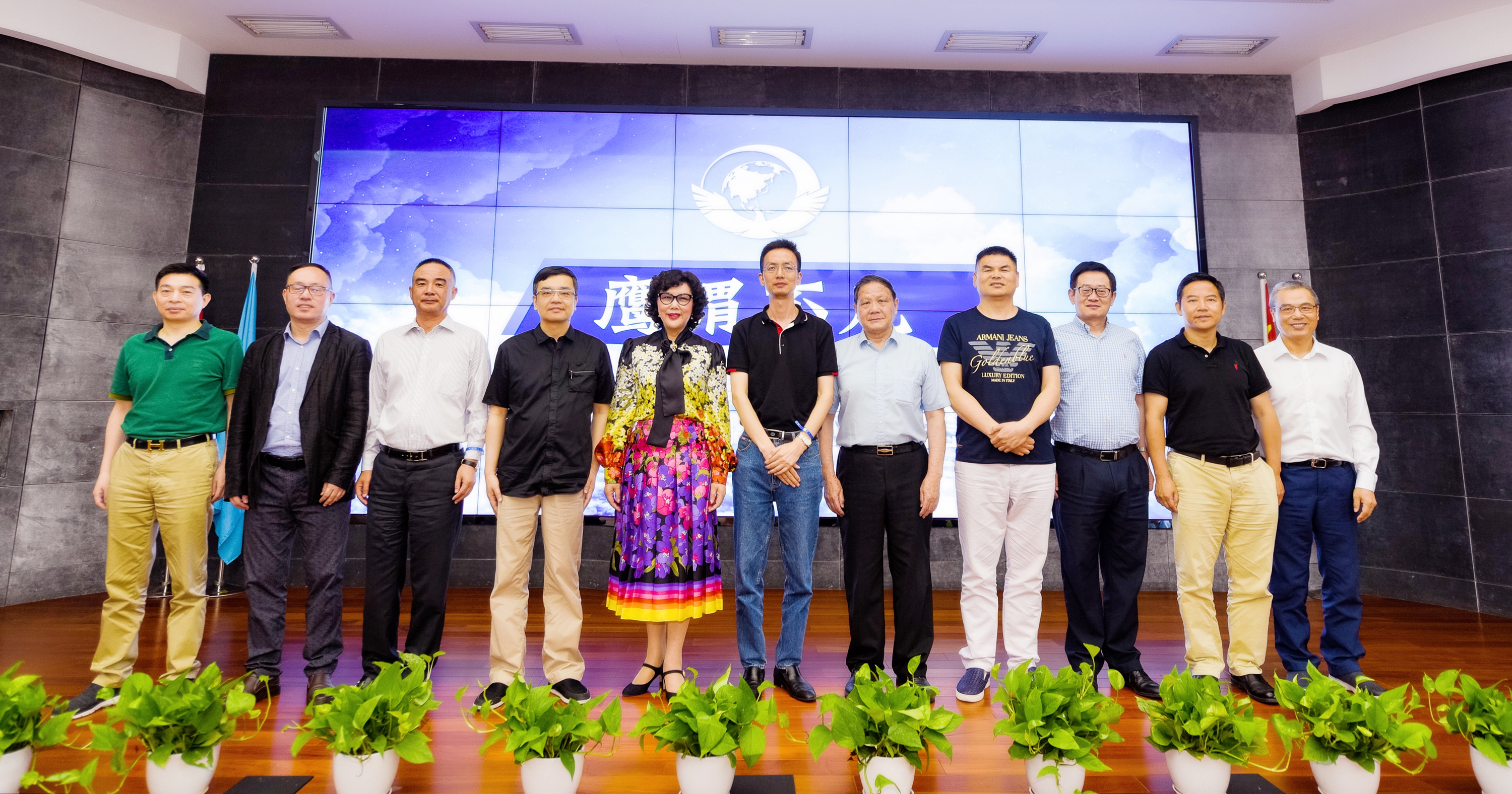 一路芳華:尊龍凱時集團董事局主席李藝連出席求是強鷹十五期結業典禮