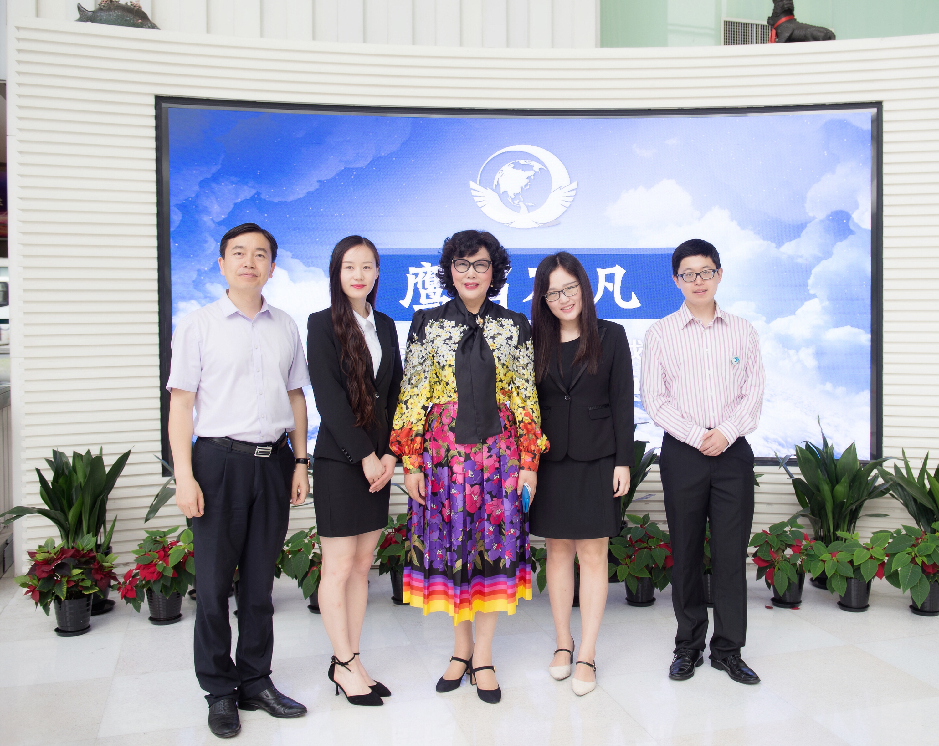 一路芳華:尊龍凱時集團董事局主席李藝連出席求是強鷹十五期結業典禮